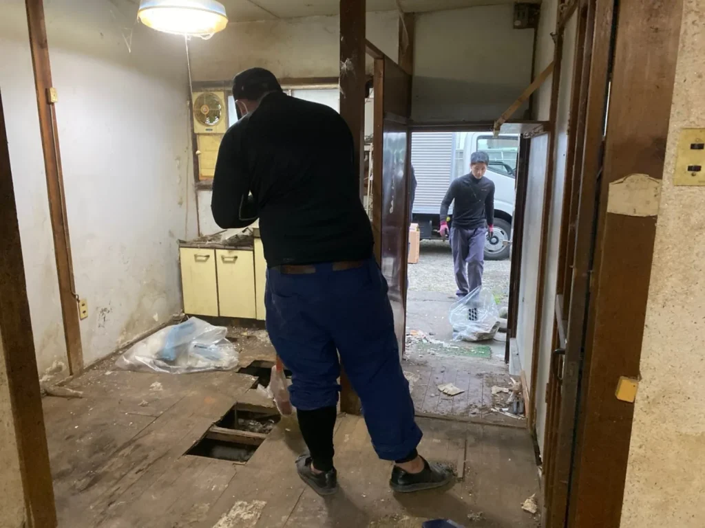 床の抜けてしまったゴミ屋敷