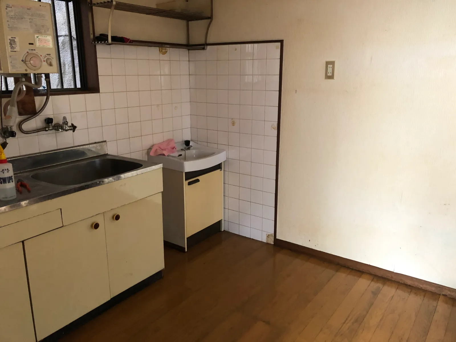 遺品整理・特殊清掃後のキッチン