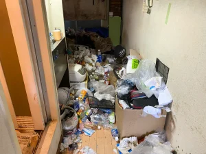 ゴミで埋まったワンルームの廊下