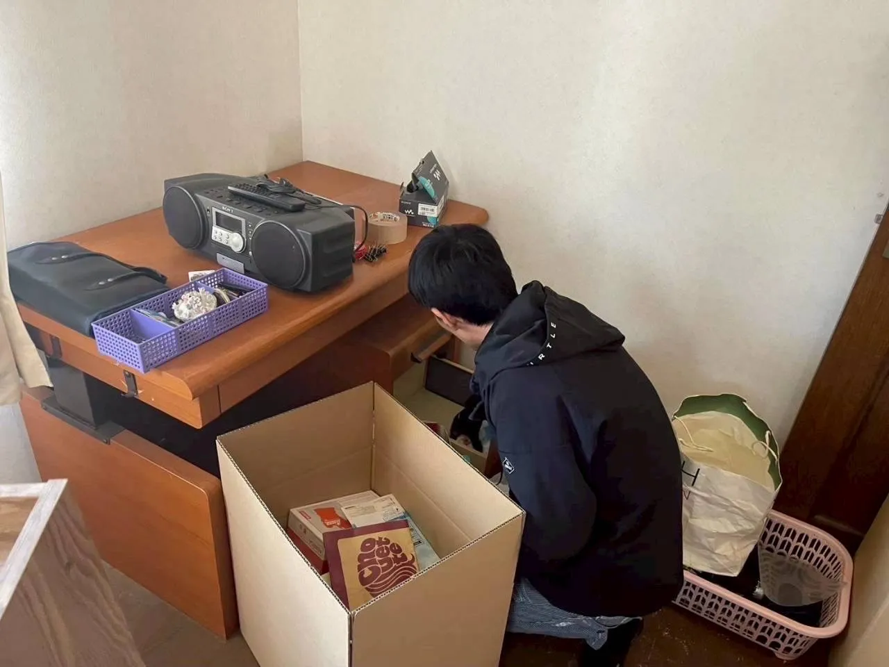 遺品を丁寧に箱詰めするスタッフ