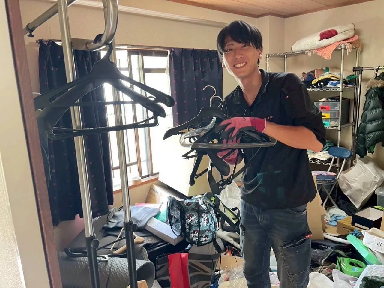 遺品整理の現場で作業するスターチスのスタッフ