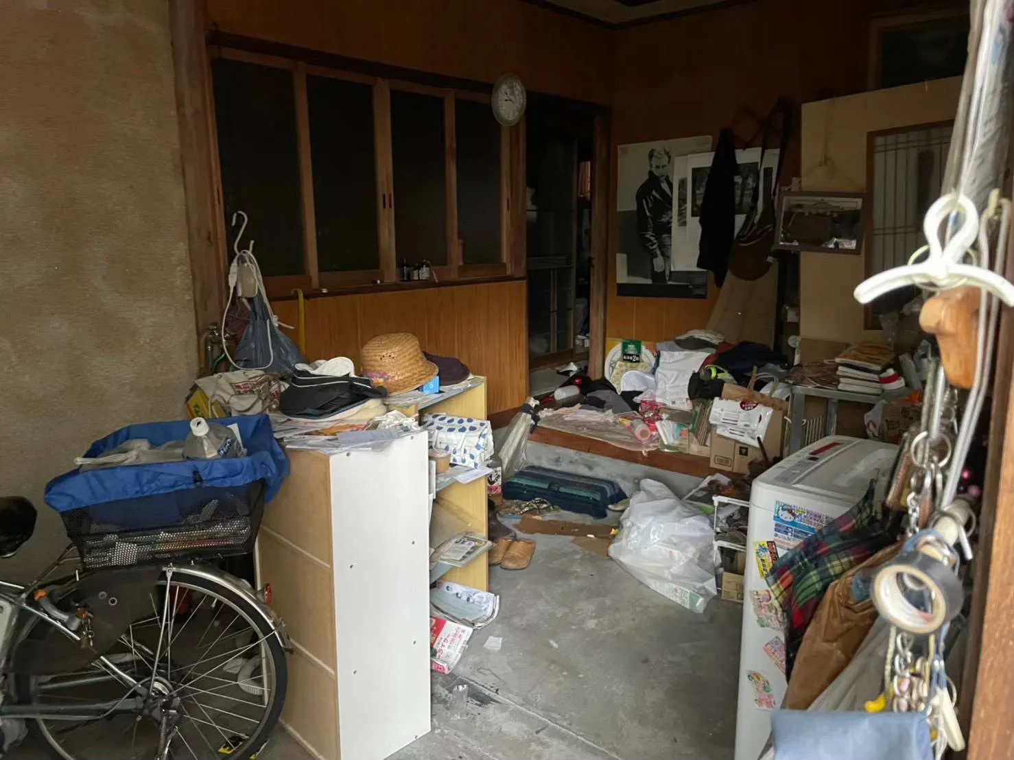 片付け前の物が多い部屋(遺品整理の現場)