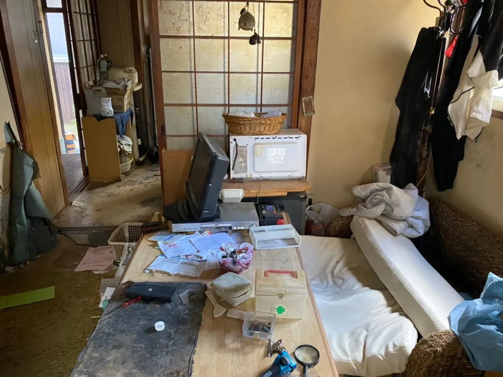 家具や生活用品が残る和室（猫屋敷の遺品整理前）